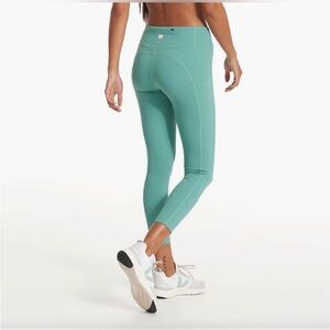 NWT! ✨Vuori Stride Legging ✨. Size Medium. Color Basil.